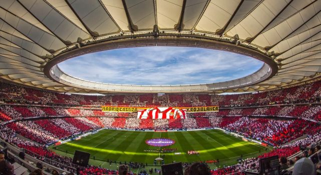 赛前万达大都会摆出令人震撼的tifo:"真正的马德里,是红白色的.