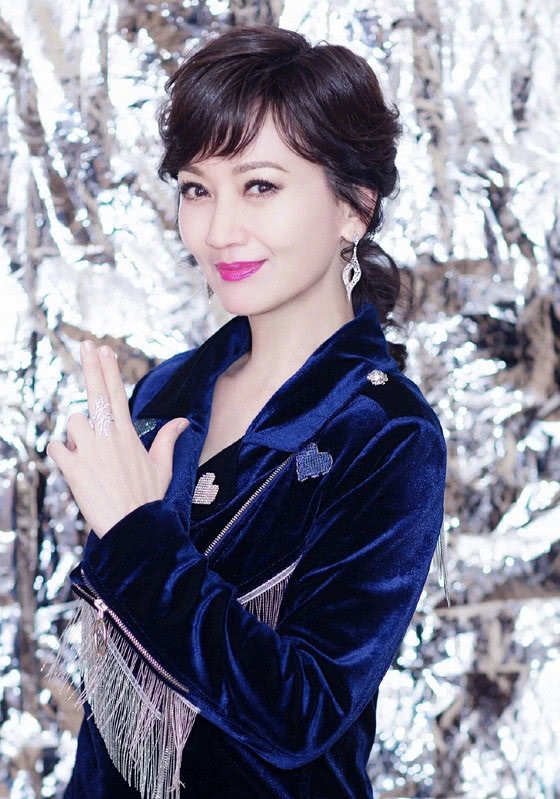 赵雅芝"瀑布睡衣"亮眼,还做出比心造型,网友:少女感十足!