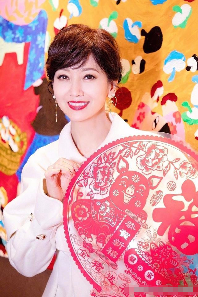 赵雅芝"瀑布睡衣"亮眼,还做出比心造型,网友:少女感十足!