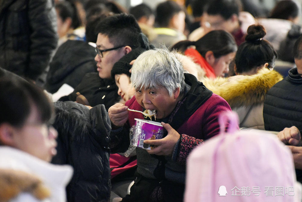 務工人員冒雪返程,打工族:旅途艱辛無所謂,只求火車不晚點