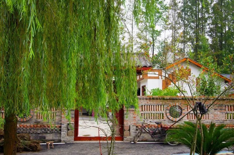 比如青城湾湿地庄园的青城石锅系列和铁板烧烤,就值得多次打卡.