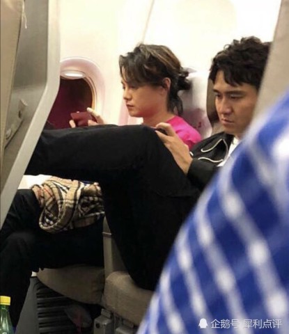 路人偶遇翟天临坐飞机,看到脚上动作后网友们怒了