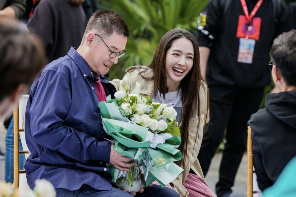 没有凭借作品和绯闻走红,郭碧婷谈个恋爱成了