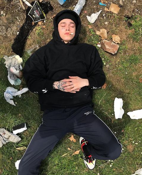 具有标志性的纹身"wakeup"更是为他颓废的气质增添了一丝叛逆的气息