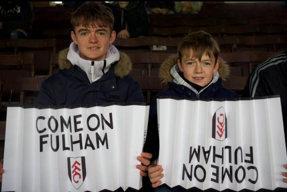 直击-又一场胜利曼联彻底忘记穆帅 红魔球迷赞富勒姆踢出风采