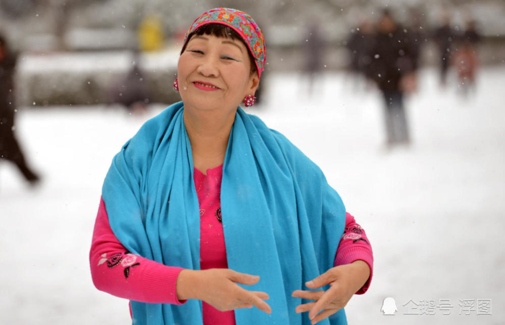河南郑州:大雪中大妈们淡定跳广场舞