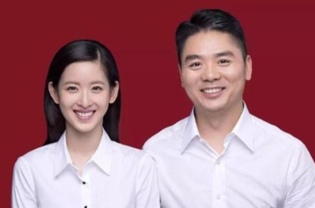 刘强东和奶茶回家过年,精气神饱满,一个细节暴