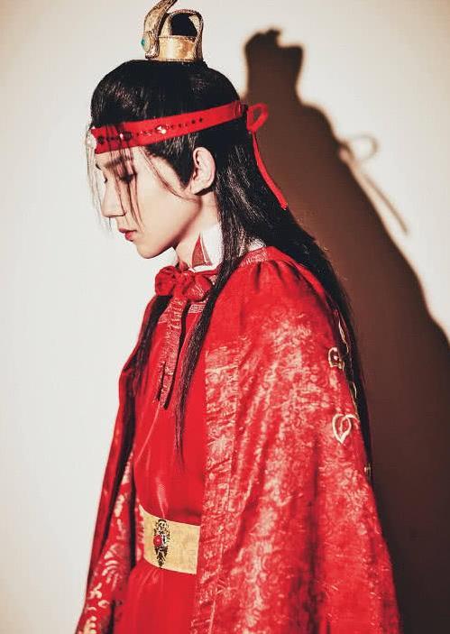王源挑战贾宝玉造型红袍加身气场十足女粉丝超想嫁