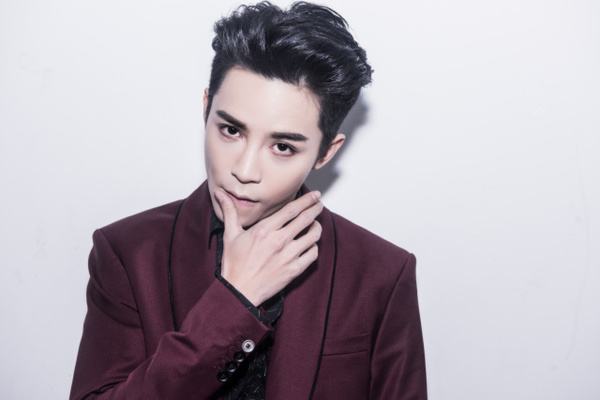 曾参加快男出道,一首《棉花糖》走红,现在来《