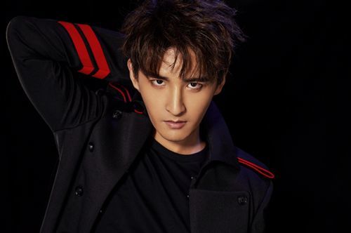 曾参加快男出道,一首《棉花糖》走红,现在来《