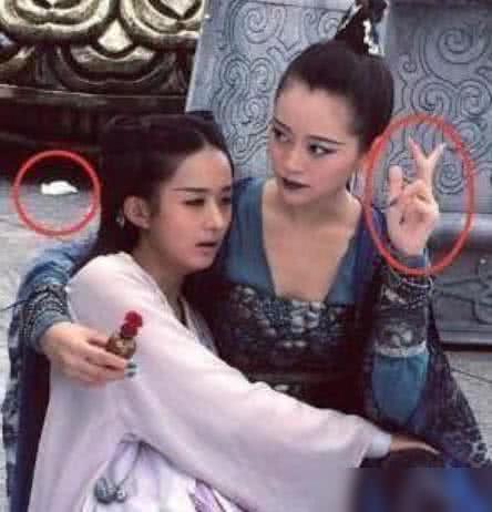 是什么意思啊,而且最重要的是身后的垃圾谁扔的啊,而且还是现代的版的