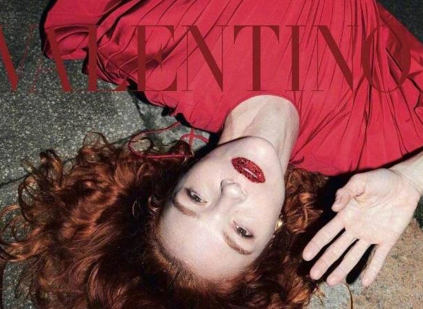 比"葛优躺"更个性,马蓉"躺姿"走红,被多家国际时尚潮牌模仿