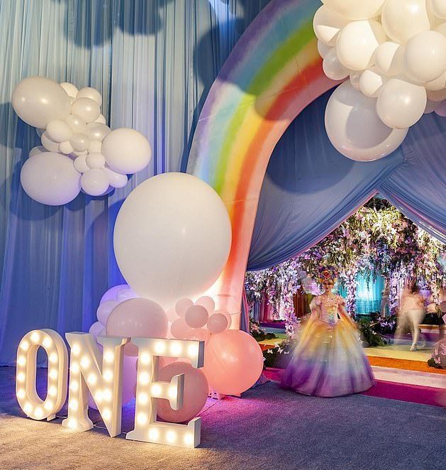 金小妹顶级炫富!1岁女儿生日礼物是香奈儿古驰,薯条袋都是lv