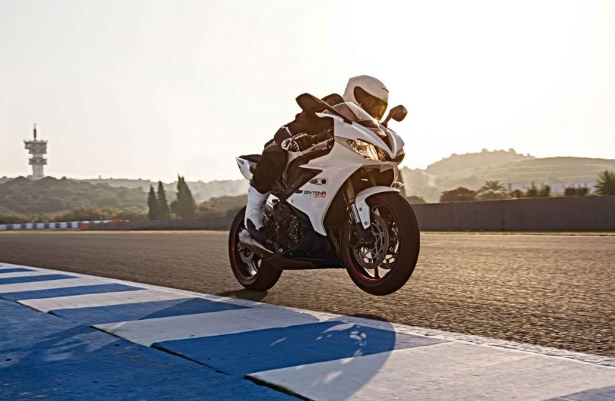 热血车迷引颈期盼,triumph daytona 765测试车捕获