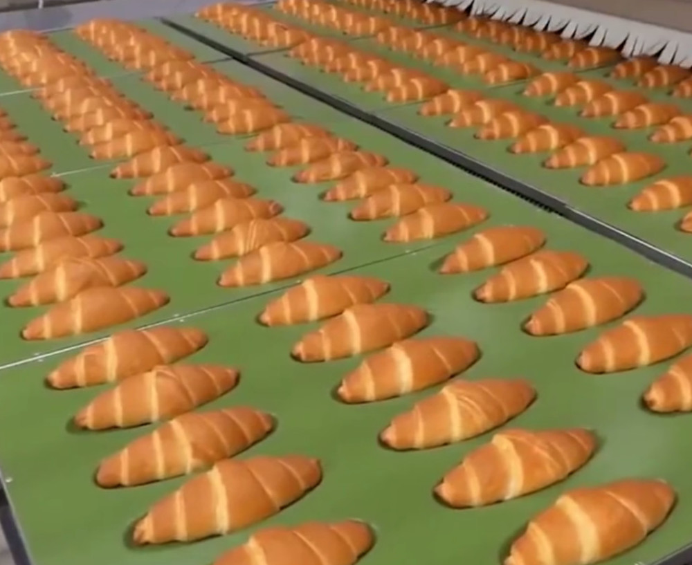 了解一下国外面包加工厂,全自动化生产线,看着就很过瘾