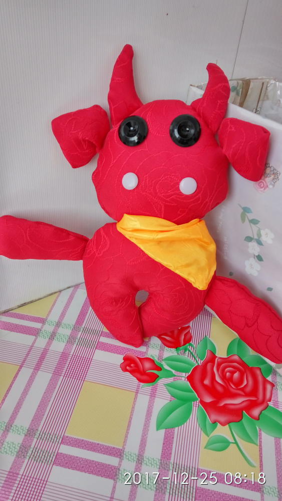12.25頔頔又有了一头红牛布偶!听听奶奶怎么说