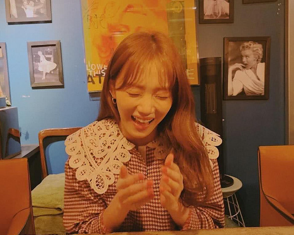 韩国著名女星李圣经近照曝光,笑起来的那一刻,网友:想去韩国!