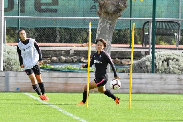 曹国栋在湖南湘涛队开启职业足球生涯