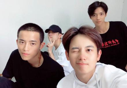 易烊千玺被曝和某女生同框,难道她就是传说中的阿深?