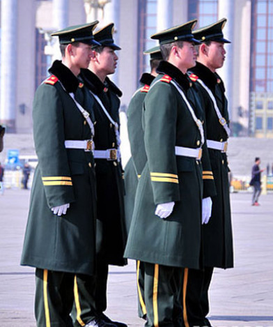 天安门广场执勤的便衣军人,网友:他们使用的武器竟然不是枪?