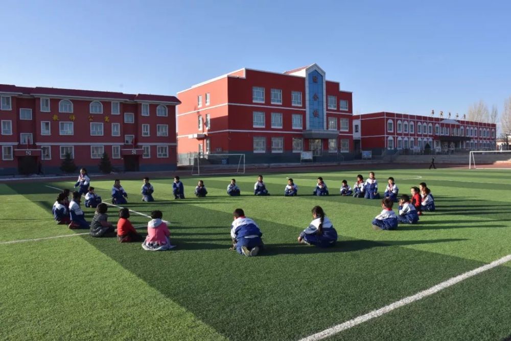 西沟乡小学操场气膜体育馆让达坂城中学学生运动不再受天气的限制《达