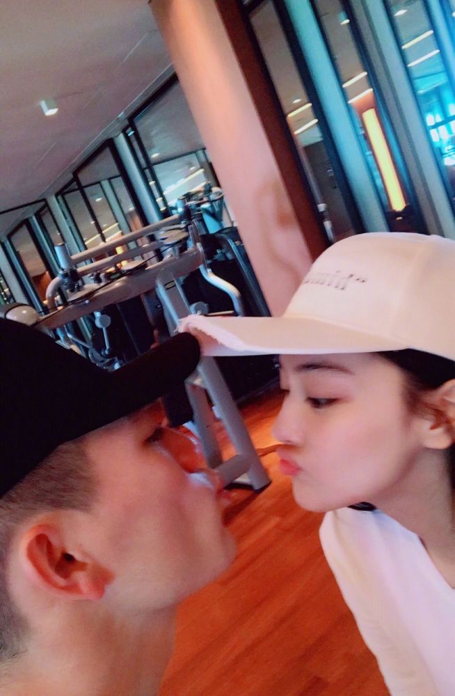 张馨予|张馨予高调秀幸福，结婚2年仍似热恋，对老公何捷爱称太意外