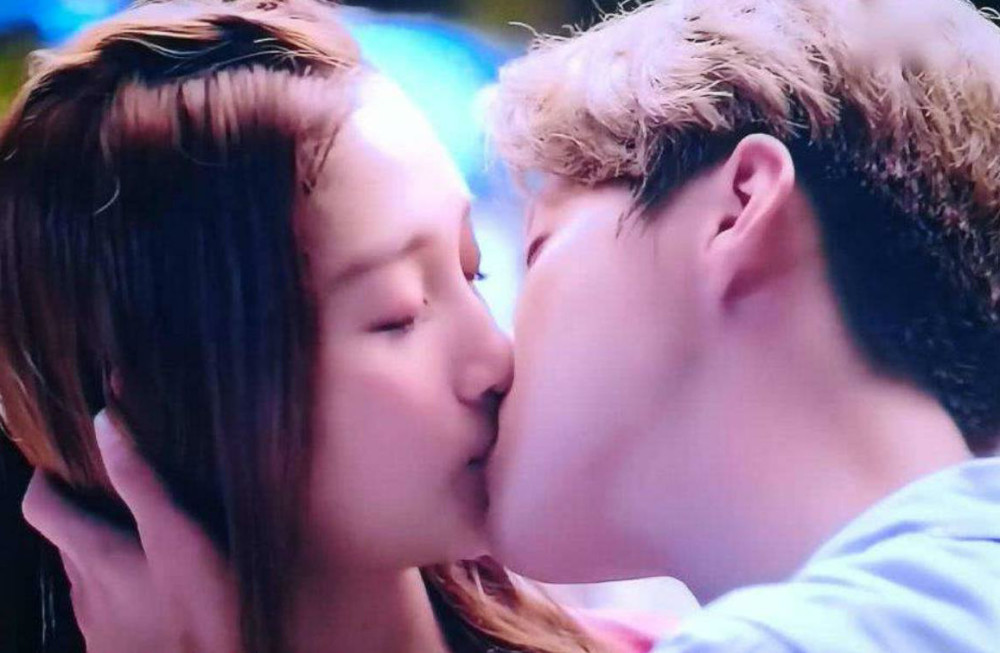 网传鹿晗关晓彤将领证结婚,女方6字回应,粉丝集体沸腾!