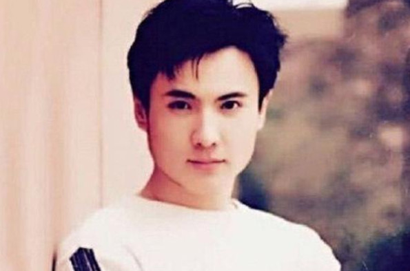 这颜值确实能称上校草了!陈赫同沈腾一样,颜值不高,但就