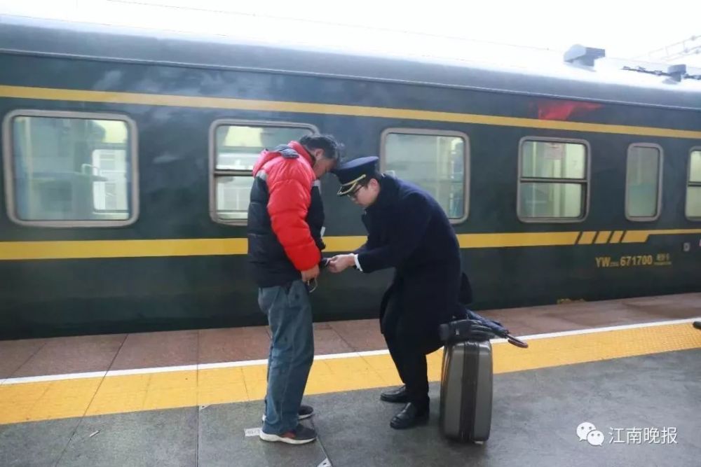 你俯下身子的那一刻，世界在向你敬礼！