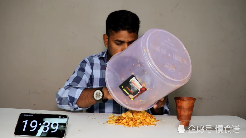 印度男子做吃播,2斤辣土豆片,23分钟就吃完了