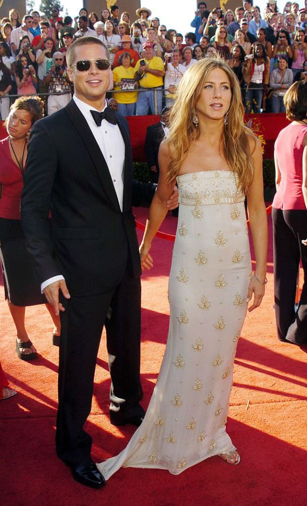 布拉德皮特在前妻五十岁生日趴上求情她原谅,当年不该仓促离婚