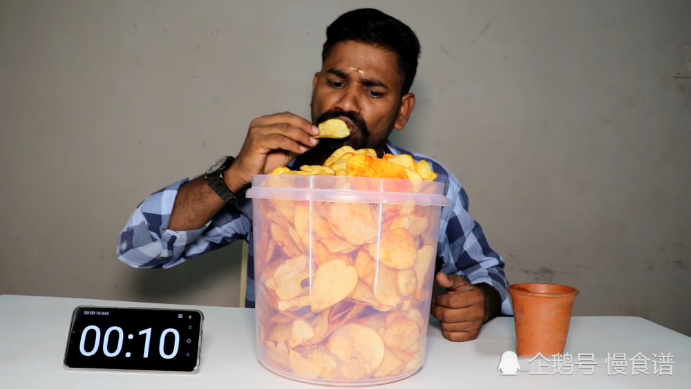 印度男子做吃播,2斤辣土豆片,23分钟就吃完了