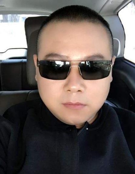 岳云鹏戴黑墨镜一家三口自驾游豪华专车完美抢镜网友很拽