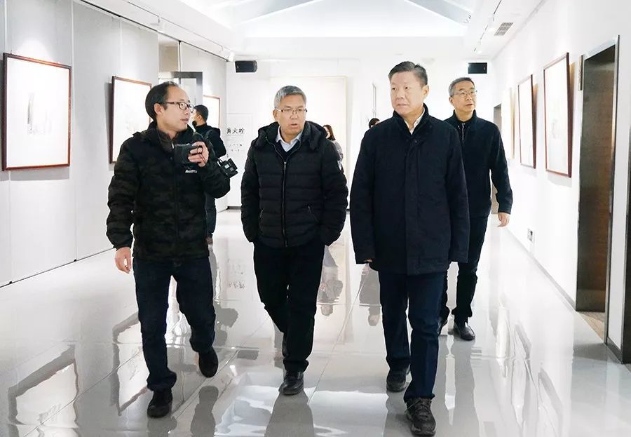 日,重庆市副市长陆克华一行到涪陵区美术馆调研,涪陵区区长种及灵陪同