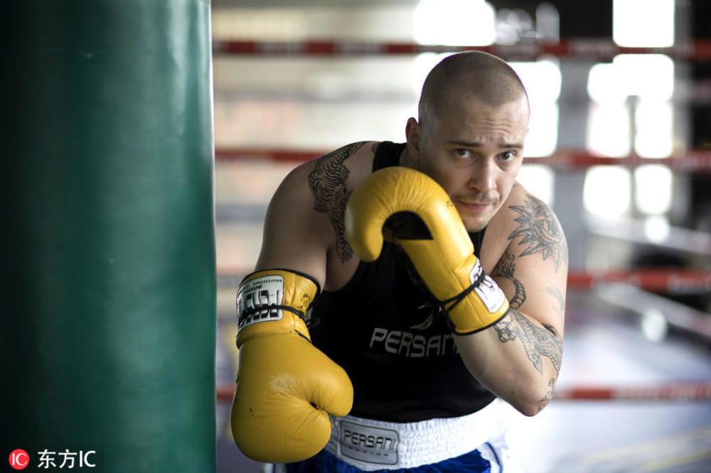 独臂也要打出一片天 希腊男子突破限制成职业拳击手
