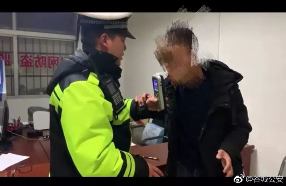 2月13日晚 湖北谷城交警 在该县粉阳路土地局门前路段 设卡查酒驾