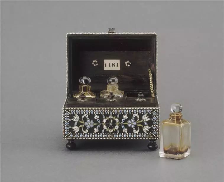 她迷倒了玛丽王后和梦露,让女人们欲罢不能!