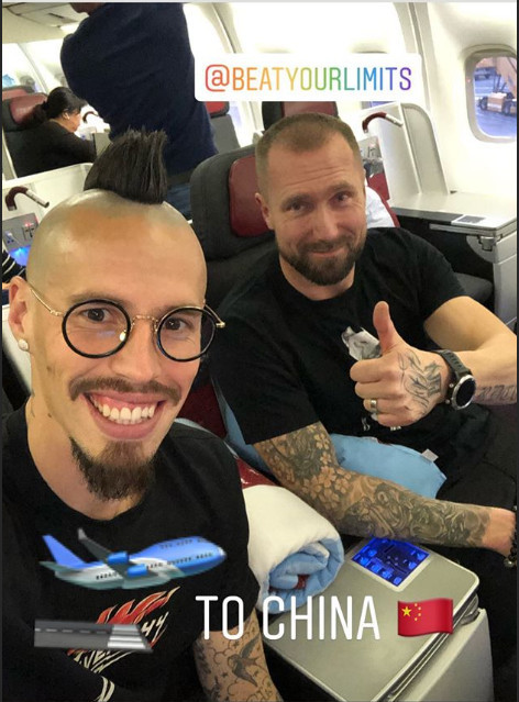 一方新援哈姆西克出发中国 与体能师合影笑容