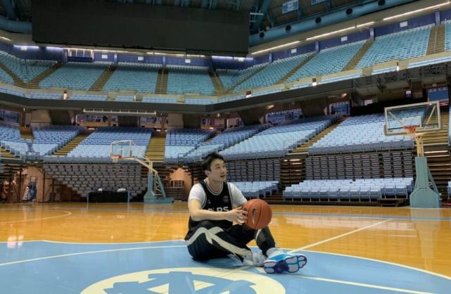 小丁感受NBA全明星赛氛围:与韦德互换球衣 参