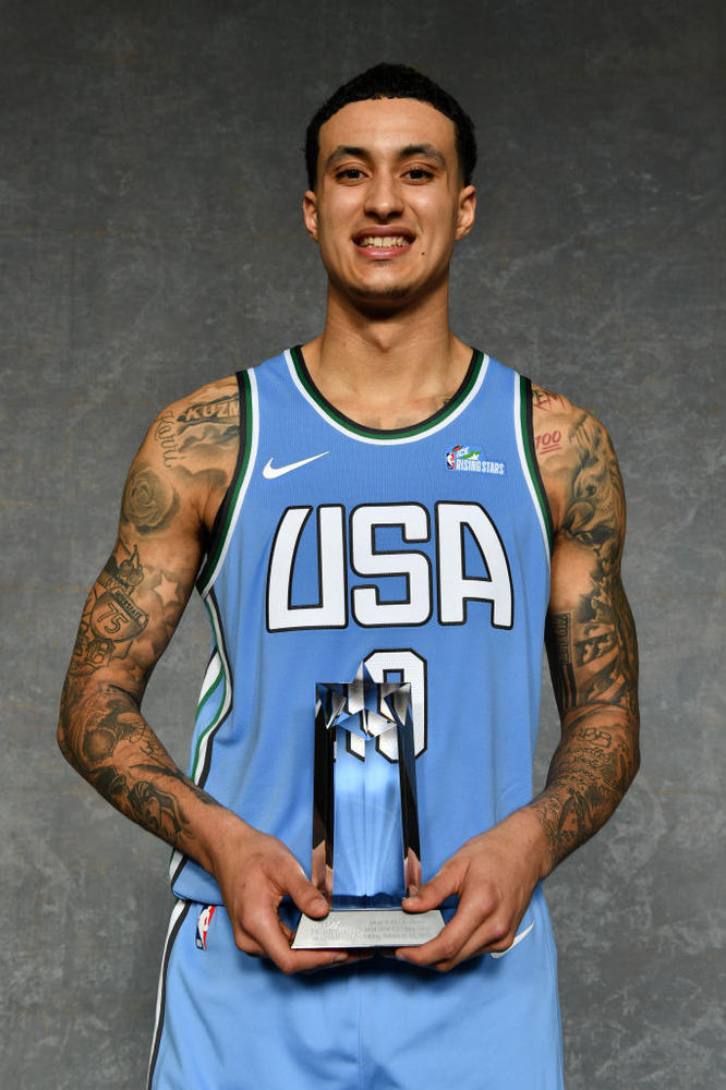 库兹马荣膺新秀赛mvp 穿拖鞋拍写真显轻松随意