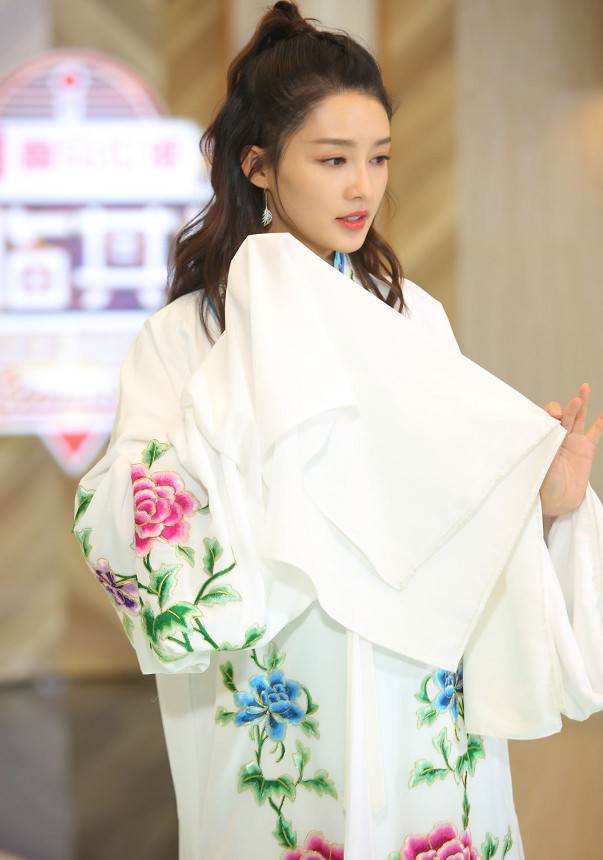 万茜、李沁同台比美,实际年龄差8岁,可看起来