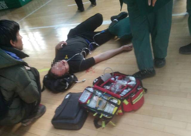 本溪体育馆内发生斗殴事件一人倒地不起