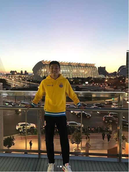 武磊大战前晒图依然阳光帅气 神情放松或迎西