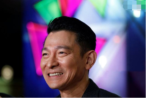 刘德华老了,张学友老了,周润发老了,而64岁的他仍像30岁!