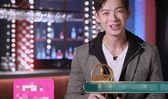 辰亦儒晒新戏古装造型,一身黑衣气质凛冽,出道14年展现成熟魅力