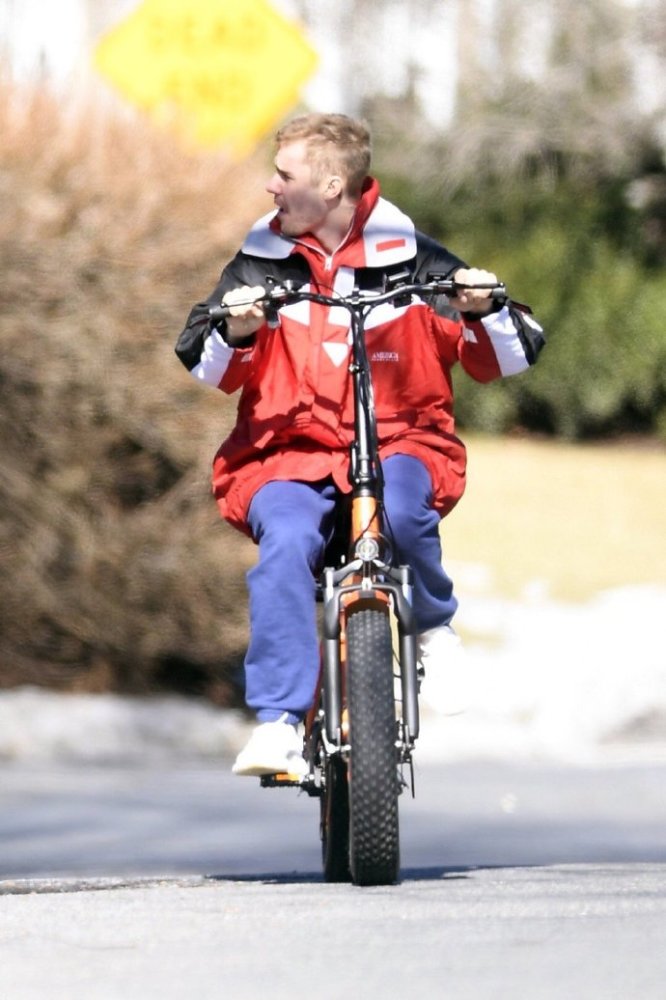 贾斯汀比伯手机壁纸曝光!身处纽约的他外出骑着自行车像小学生!