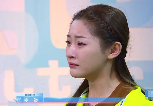 综艺节目中,女演员违规,何炅黑脸,井柏然发火,网友:干得漂亮