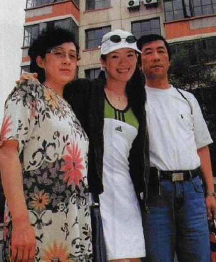 撒贝宁出生于一个军人家庭,父亲撒世贵曾是一名演员,现在是