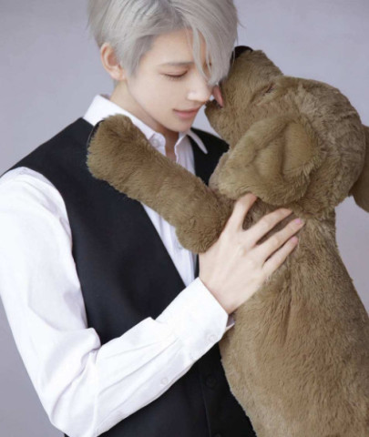 熊祁罕见的女装照曝光,领子上的一件物品,网友:竟还有颗童心!