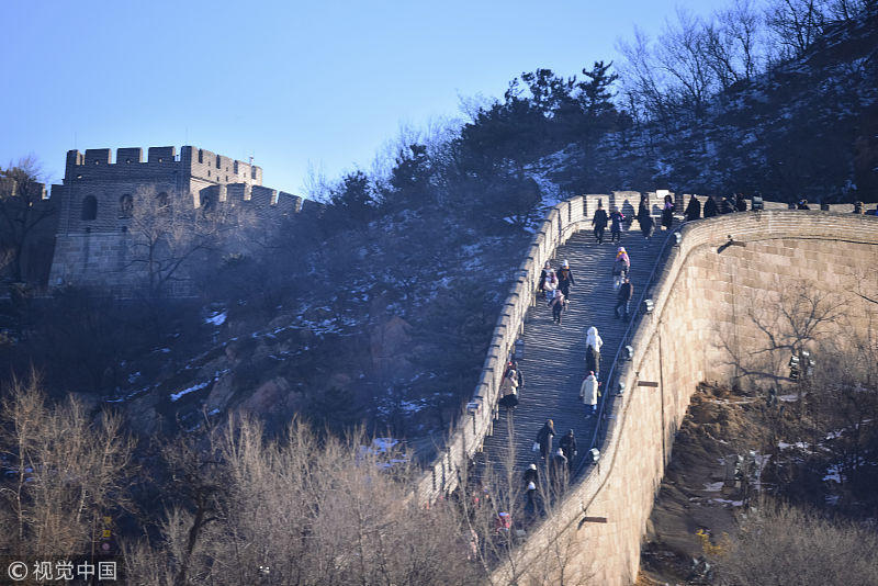 北京八達嶺長城雪霽豔陽天 遊客烽火臺觀景